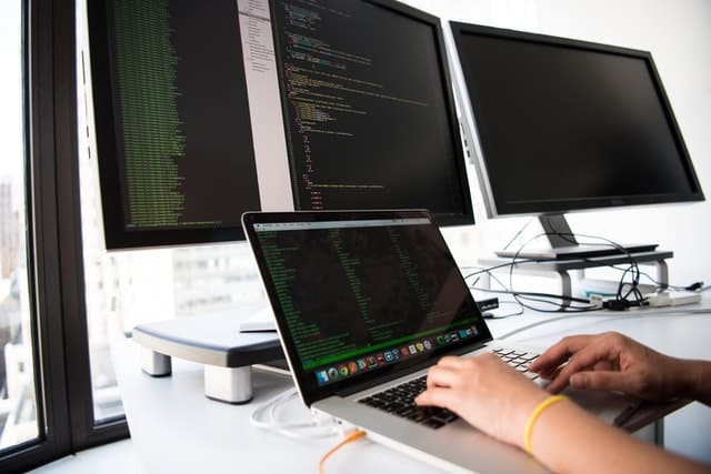 Teaching programming languages online – challenges and how to address them