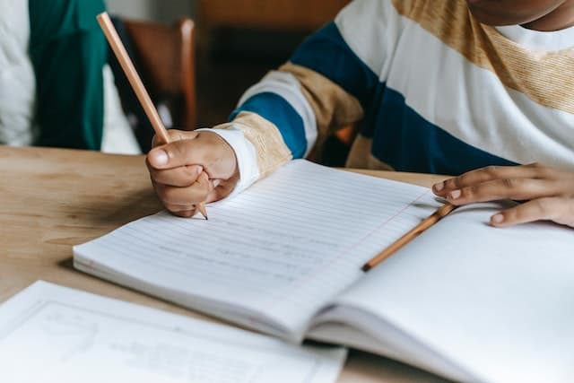 Ibu membantu anak mempersiapkan transisi sekolah dasar
