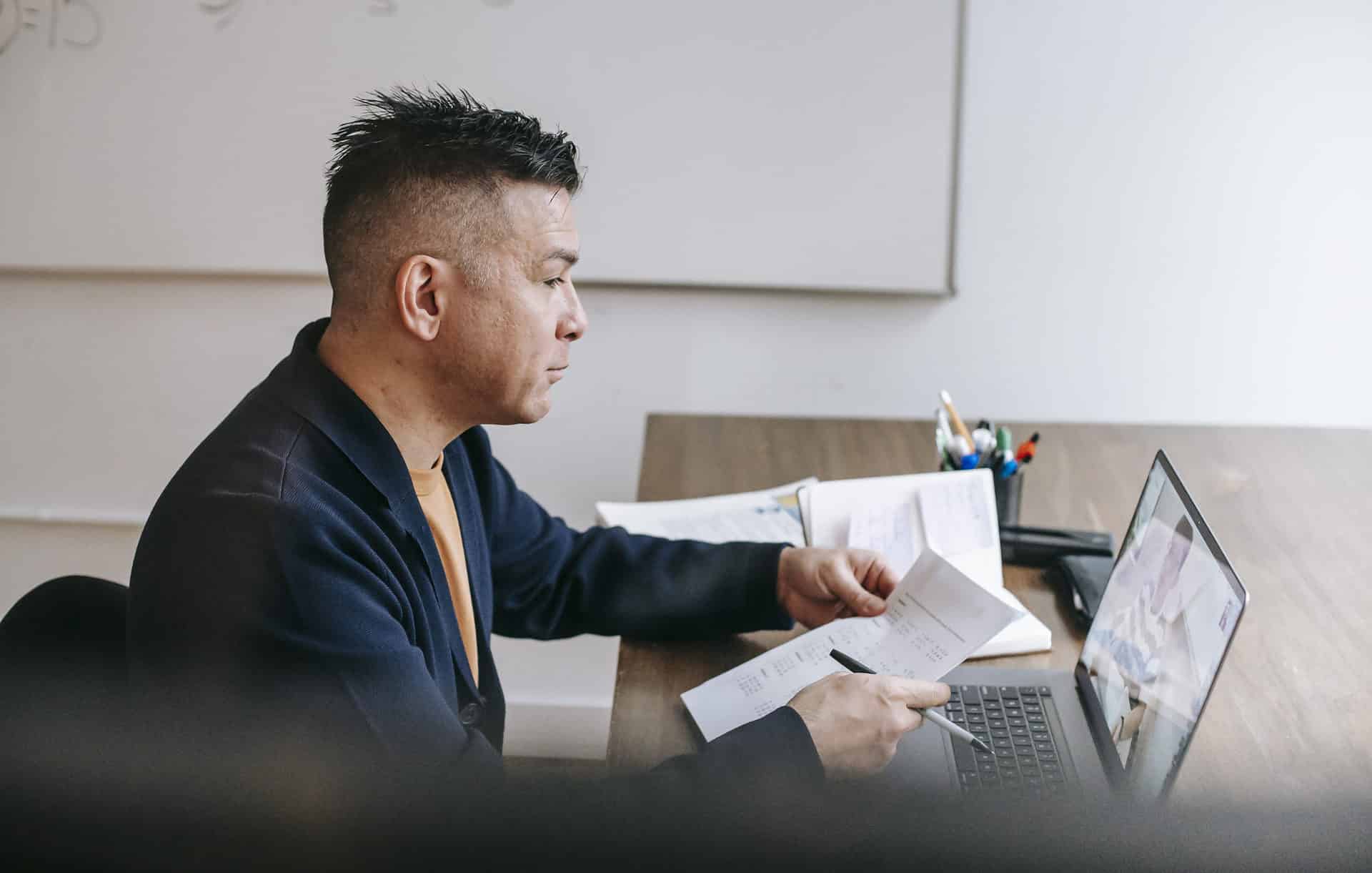 Be an Online English Tutor: Benefits and Challenges You Will Face