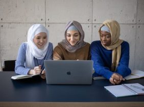 siswa yang sedang mencari rekomendasi jurusan kuliah yang cocok untuk masa depan