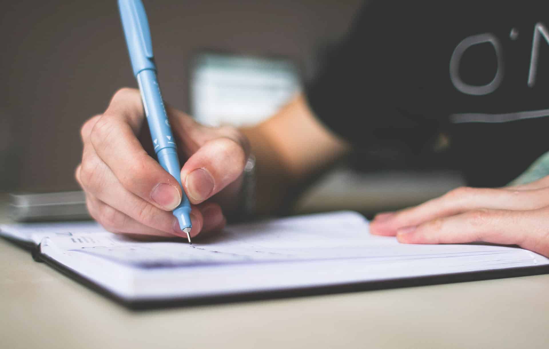 Teks Fiksi Atau Ilmiah: Tips Produktif Menulis Bahasa Inggris