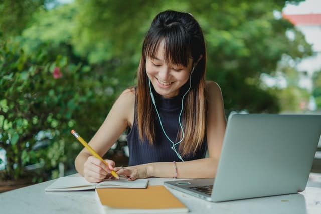 Paid vs free LMS: Which one do you need?