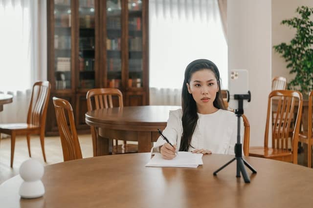 Learning on the go: how to develop engaging mobile-friendly courses