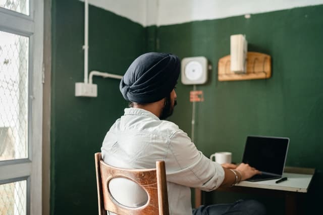 How can an online tutor get international students?