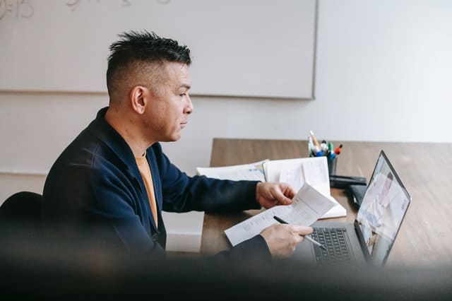 9 Useful Strategies to Become an Online Teacher