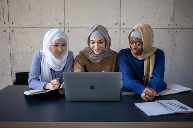 siswa yang sedang mencari rekomendasi jurusan kuliah yang cocok untuk masa depan
