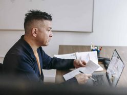 Be an Online English Tutor: Benefits and Challenges You Will Face