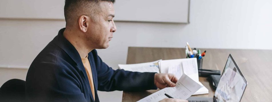 Be an Online English Tutor: Benefits and Challenges You Will Face