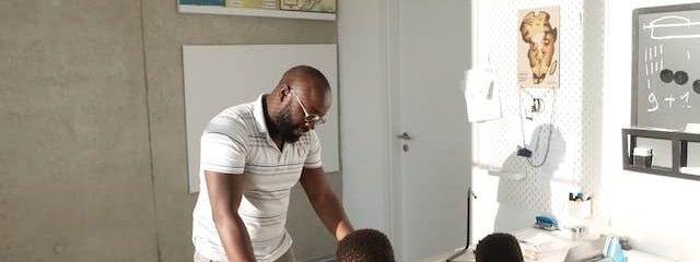 Uncover the 6 Secrets to Find a Top-Notch English Tutor for You