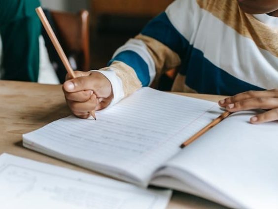 Ibu membantu anak mempersiapkan transisi sekolah dasar