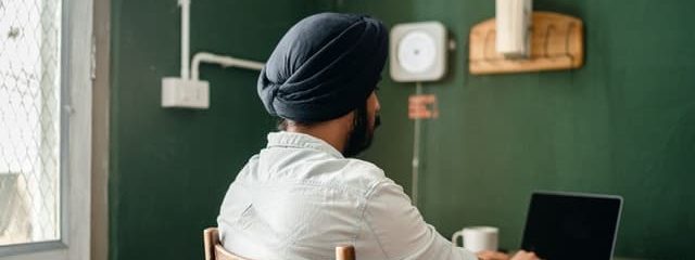 How can an online tutor get international students?