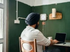 How can an online tutor get international students?