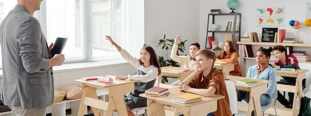 Bagaimana cara kalian mendapatkan informasi lowongan pekerjaan sebagai guru?