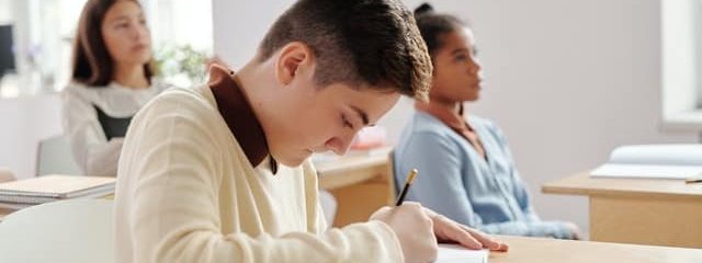 Apa tujuan dan fungsi bimbingan belajar jika sudah ada sekolah sebagai tempat belajar? Apa tujuan dan fungsi bimbingan belajar jika sudah ada sekolah sebagai tempat belajar?