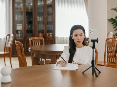 Learning on the go: how to develop engaging mobile-friendly courses Learning on the go: how to develop engaging mobile-friendly courses