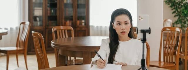 Learning on the go: how to develop engaging mobile-friendly courses Learning on the go: how to develop engaging mobile-friendly courses