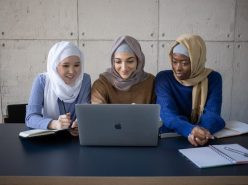 siswa yang sedang mencari rekomendasi jurusan kuliah yang cocok untuk masa depan