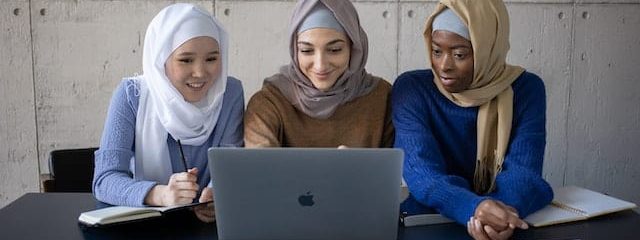 siswa yang sedang mencari rekomendasi jurusan kuliah yang cocok untuk masa depan