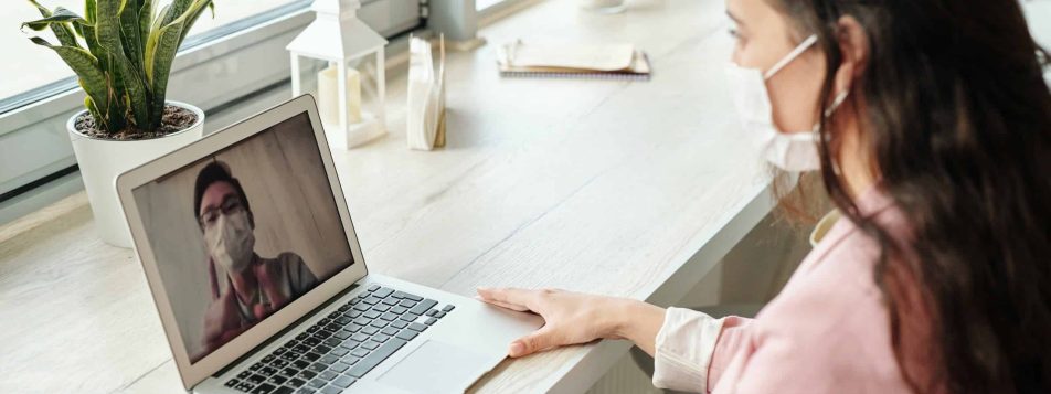 woman having a video call 4031818 scaled woman having a video call 4031818 scaled